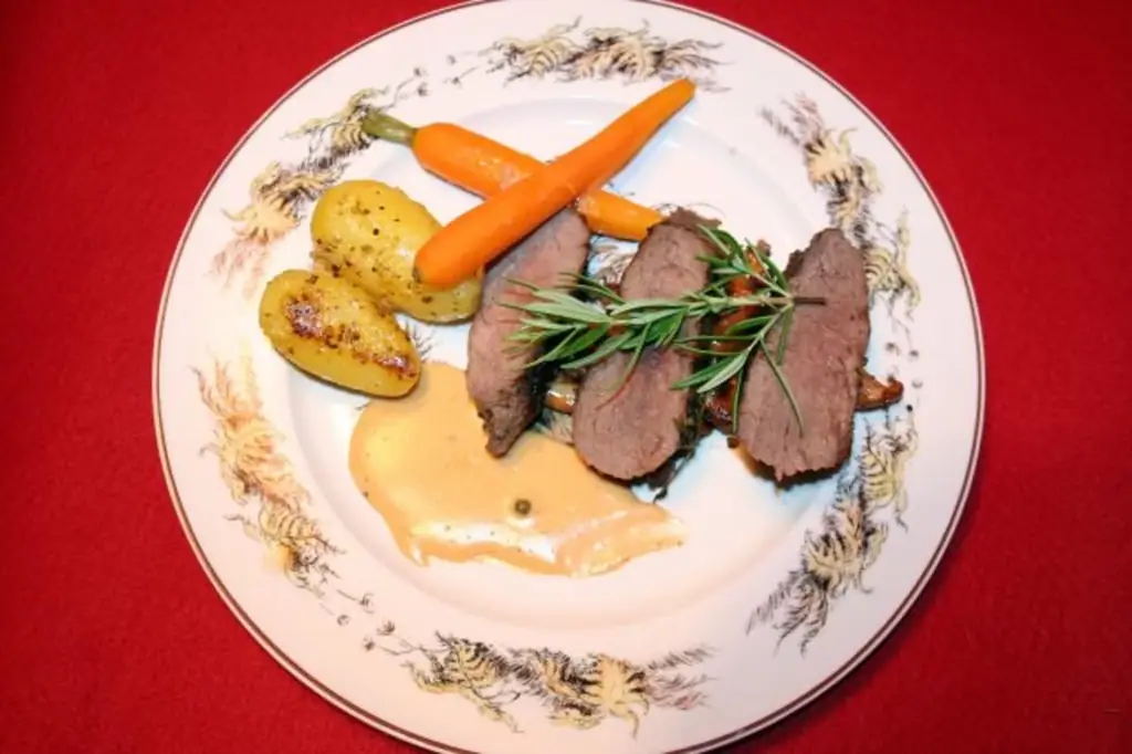 Филе кабана на лисичках с перечным соусом, подается с овощами и картофелем с розмарином