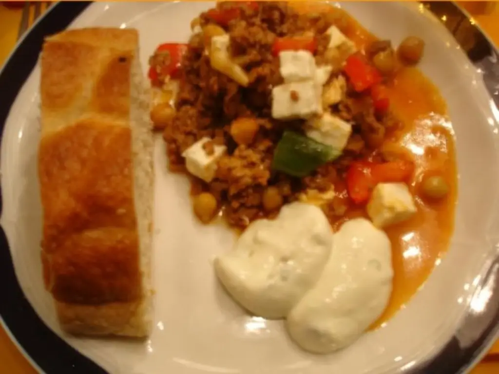 Сковорода с мясным фаршем по-гречески