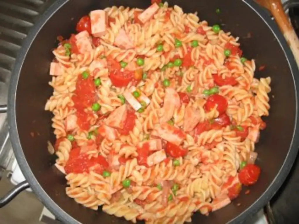 Красочный горшочек с макаронами и сыром
