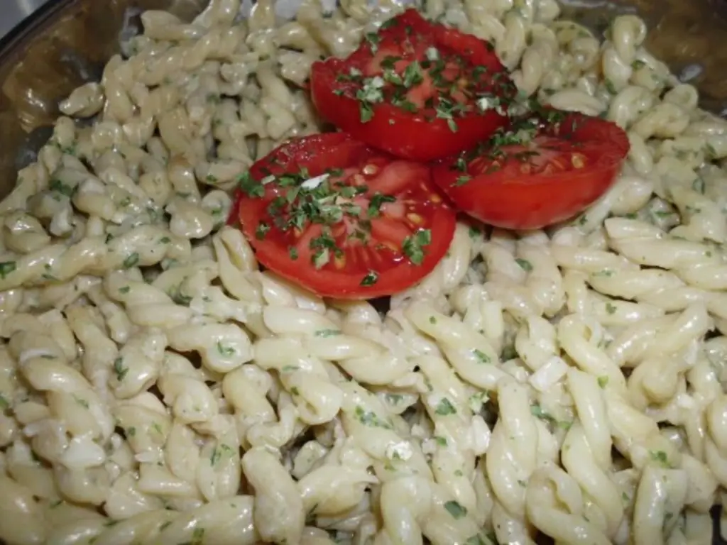 Салат из макарон с чесноком