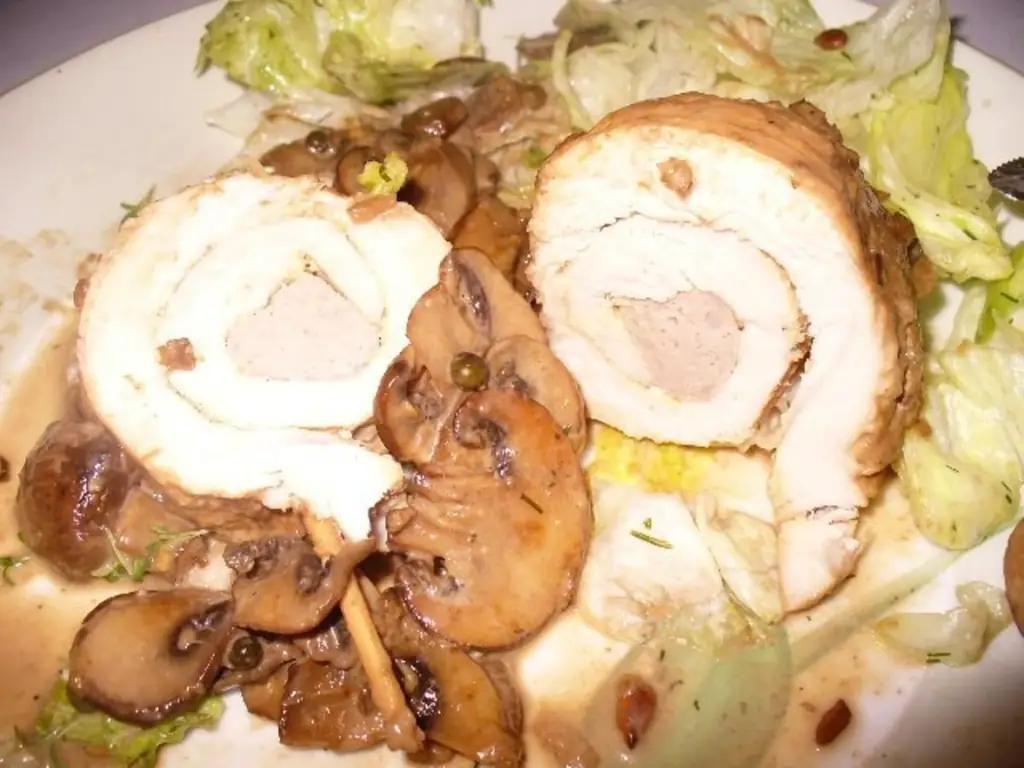 Рулетики из куриной грудки с грибами на салате айсберг