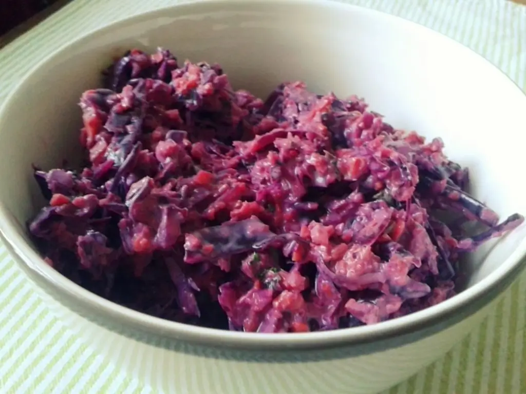 Салат из краснокочанной капусты с краснокочанной капустой и луком