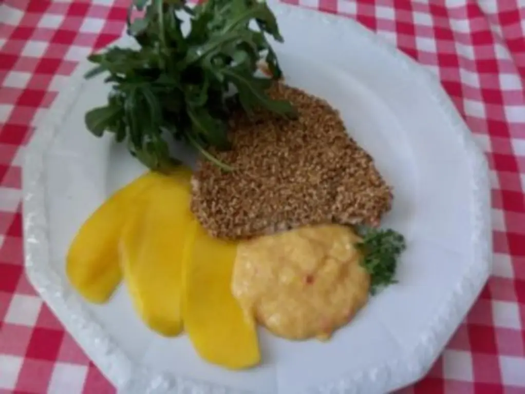 Тунец в кунжуте с манго