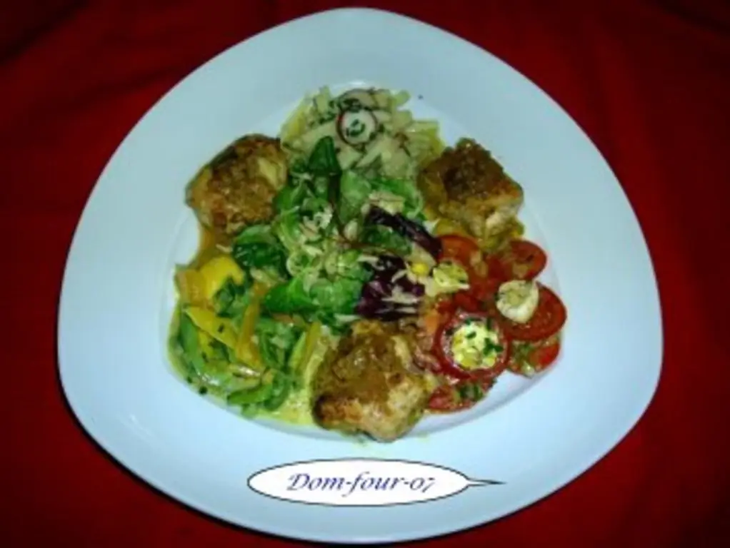 Салат-микс с рулетом из куриной грудки