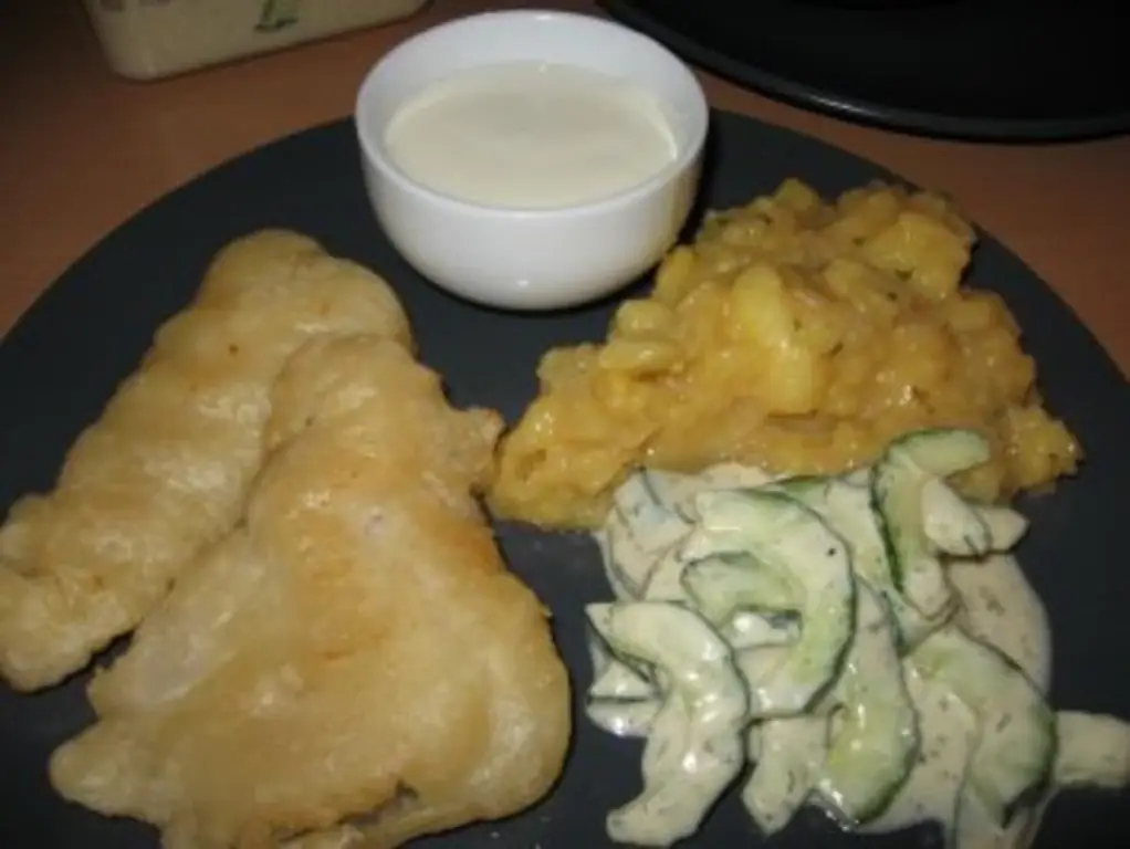 Жареная рыба с картофельным салатом, салатом из огурцов и айоли