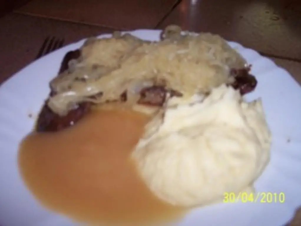 Печень с картофельным пюре, тушеным луком и яблочным соусом