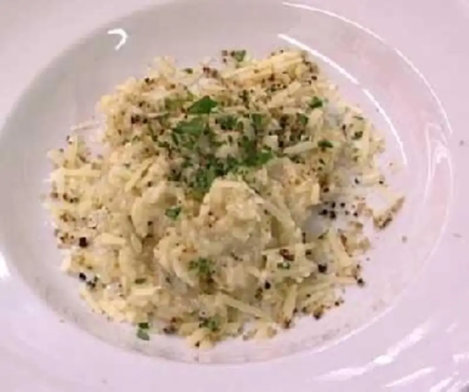 Ризотто из цветной капусты с овощным бульоном и оливковым маслом