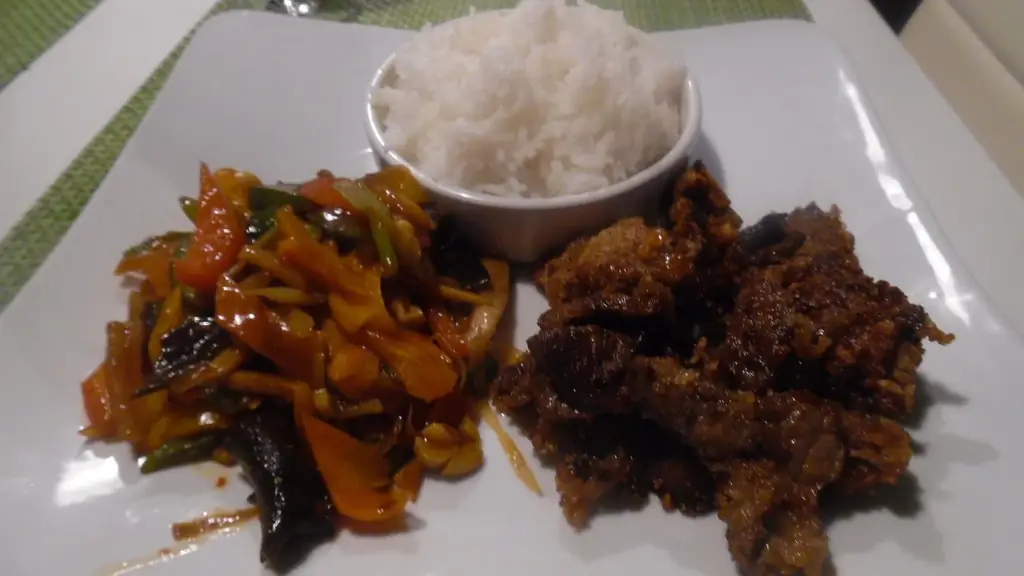 Говядина, обжаренная с овощами