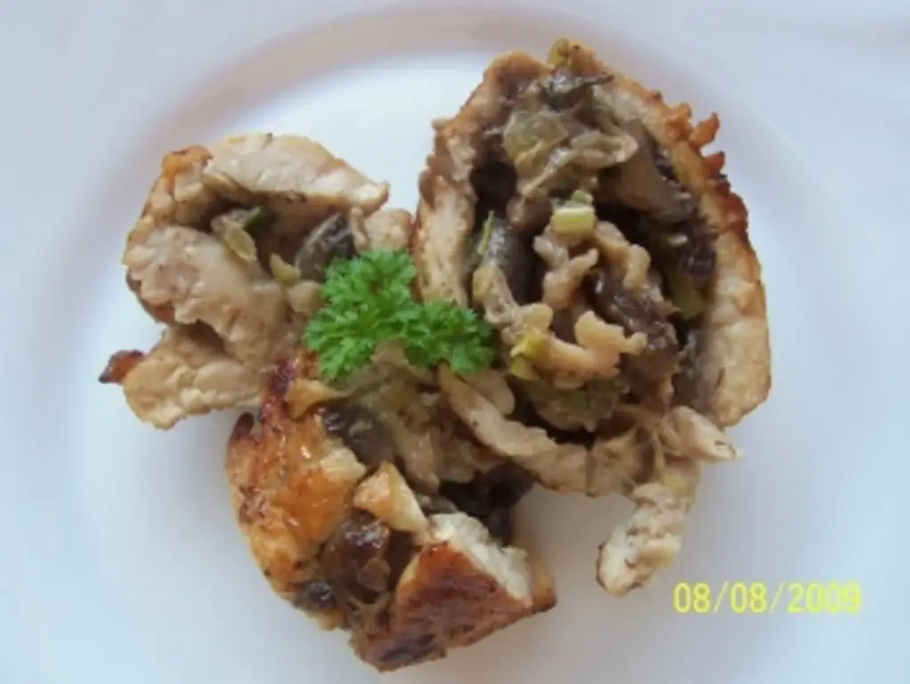 Рулет из шницеля с грибами