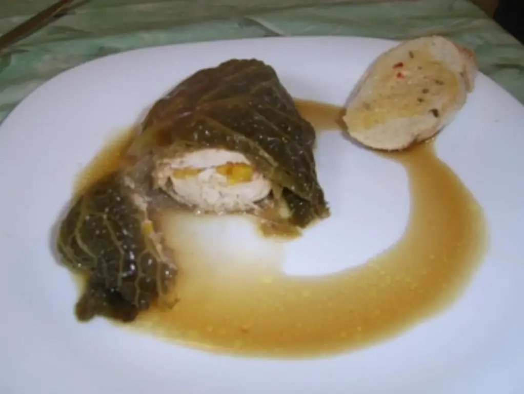 Фаршированная куриная грудка в листе савойской капусты