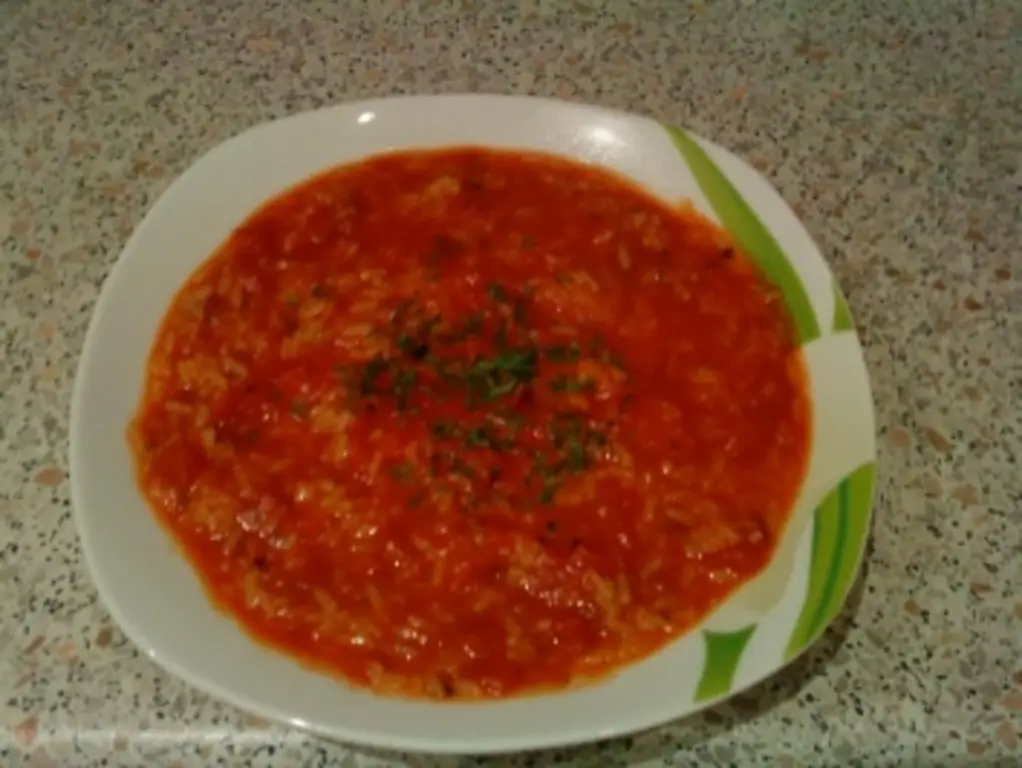 Томатный суп с рисом и лепешками
