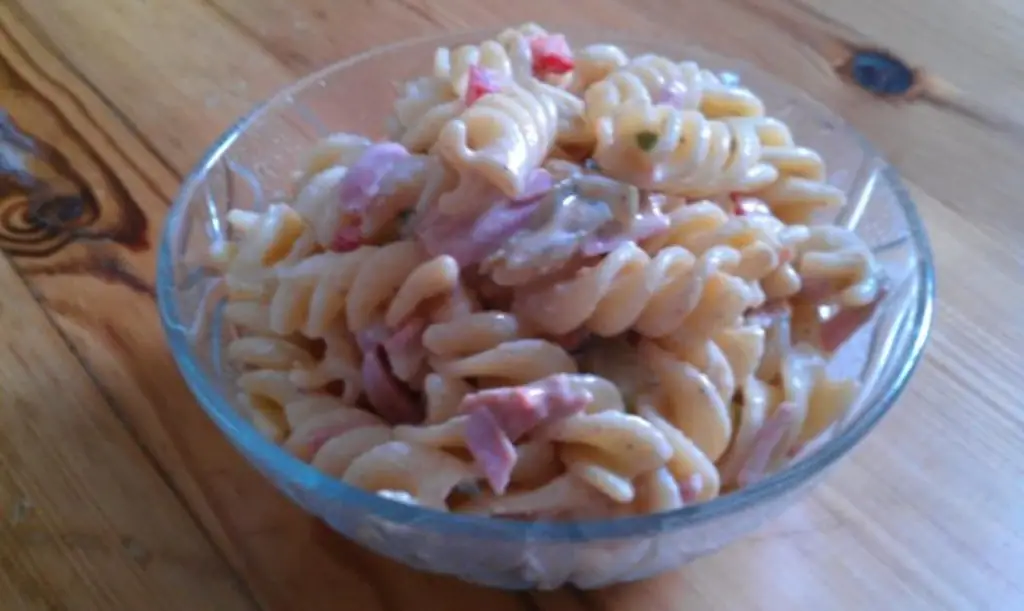 Сытный салат с макаронами