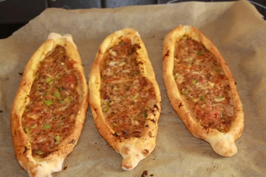 Пиде с начинкой из мясного фарша