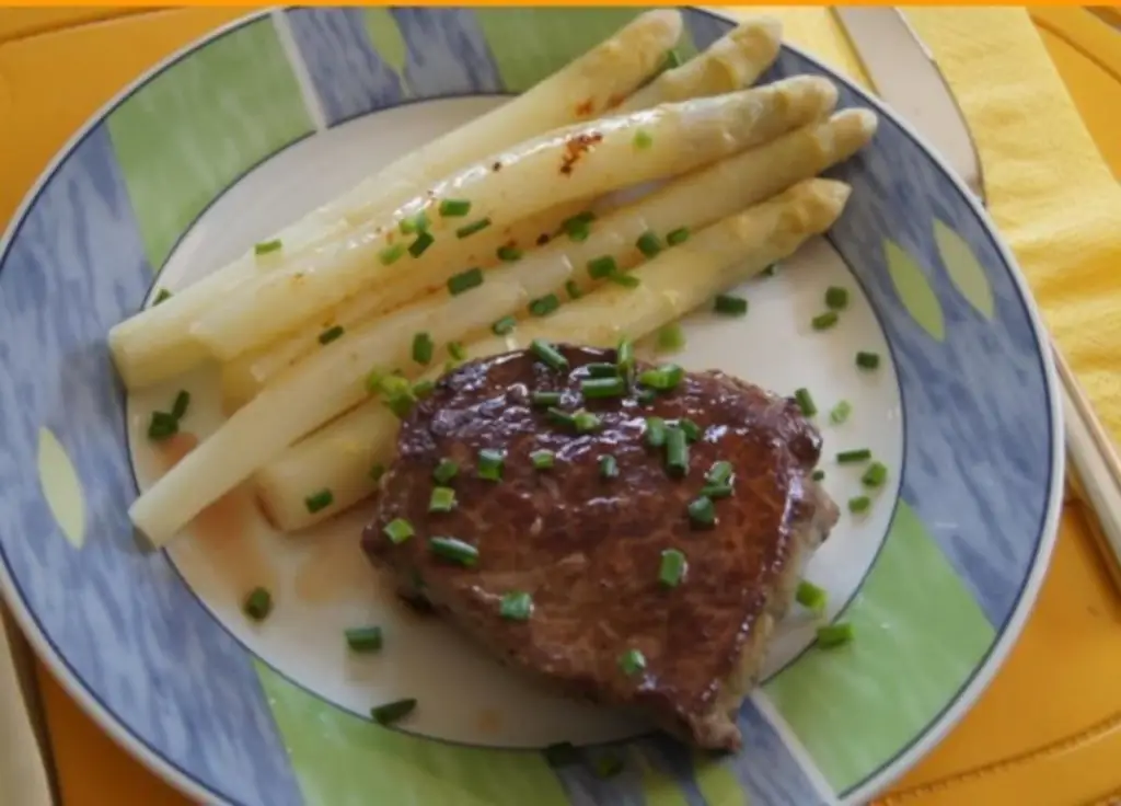 Стейк из говядины со спаржей