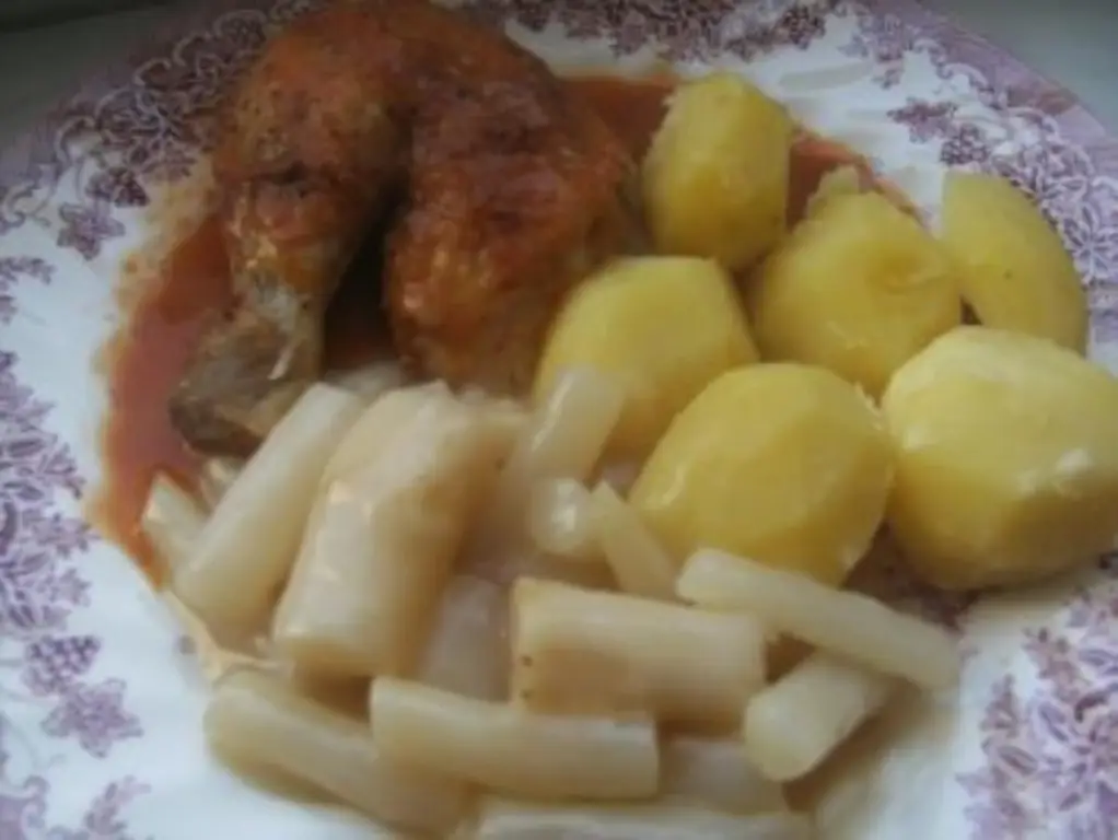 Курица, запеченная в томатах с овощами сальсифи, отварным картофелем и