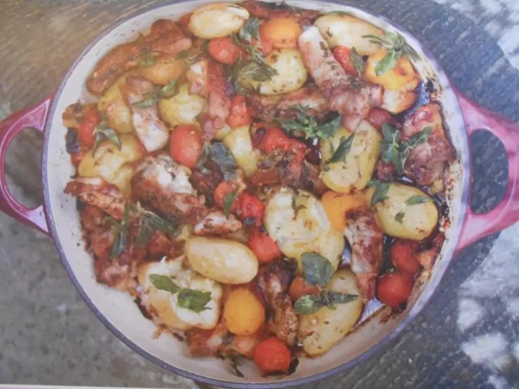 Фермерский горшок с курицей, молодым картофелем и помидорами а-ля Джейми Оливер