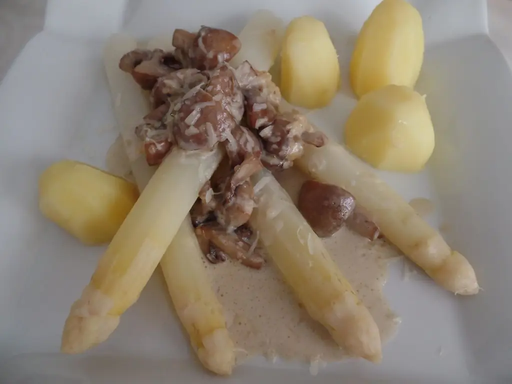 Спаржа с грибами