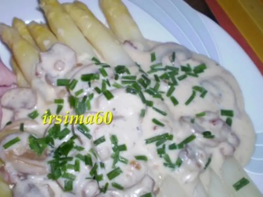 Спаржа с грибным соусом