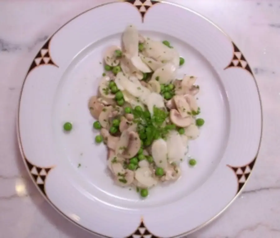 Салат из сырой спаржи с горошком и грибами