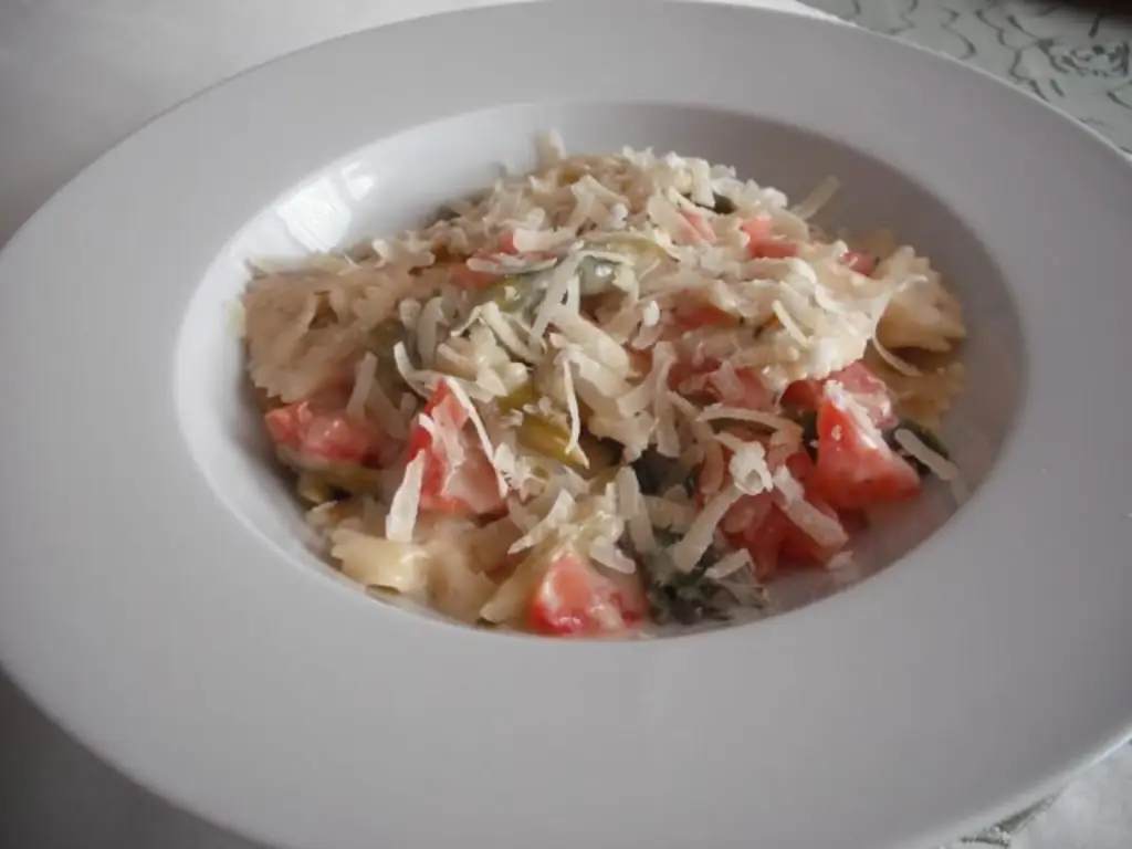 Паста со спаржей и соусом из лайма