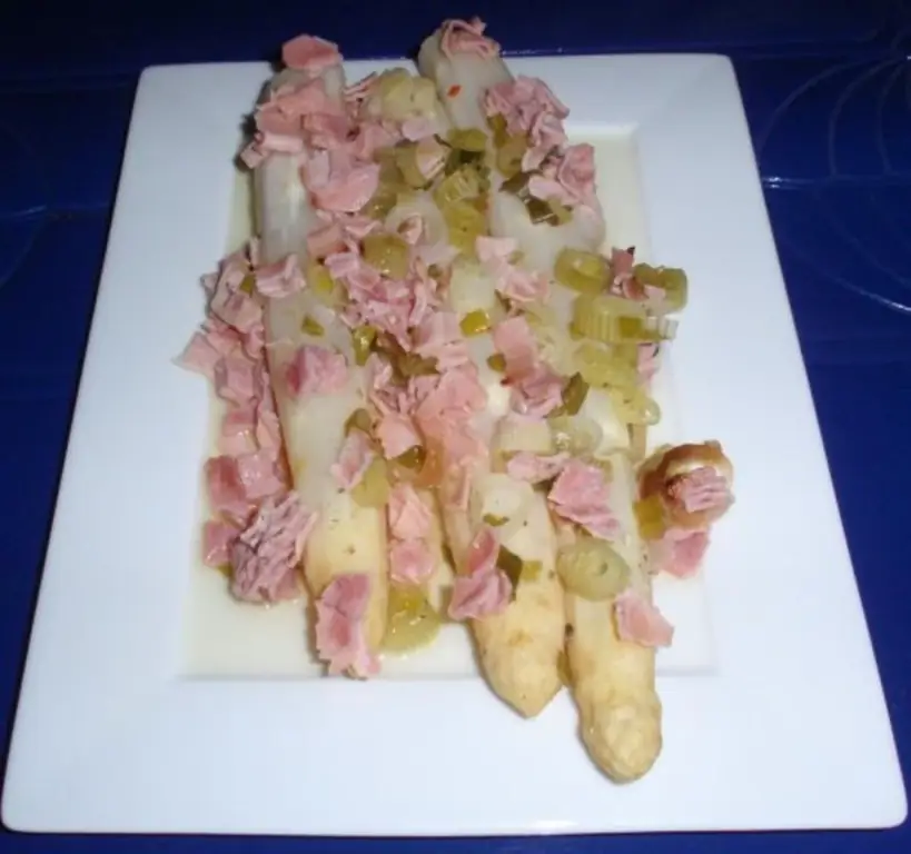 Спаржа из духовки с ветчиной и зеленым луком