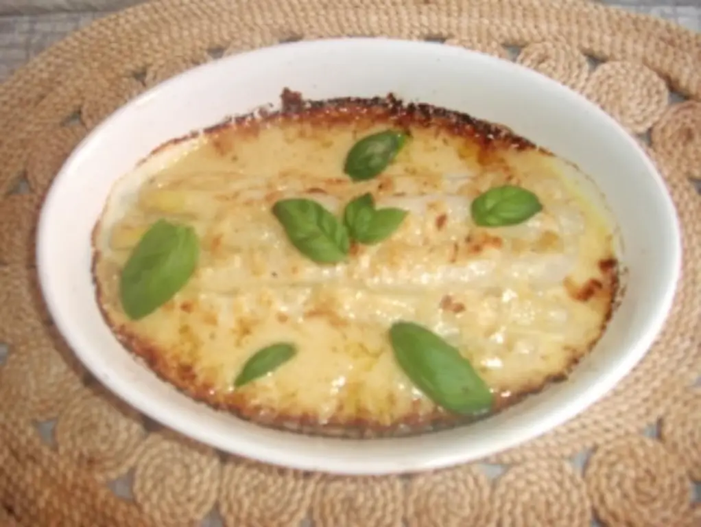 Спаржа, запеченная с грюйером