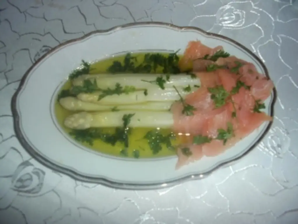 Маринованная спаржа с гравлаксом