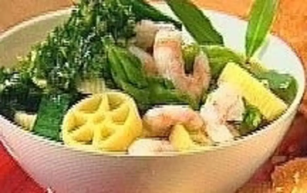 Суп-лапша со свежими овощами, луком и чесноком