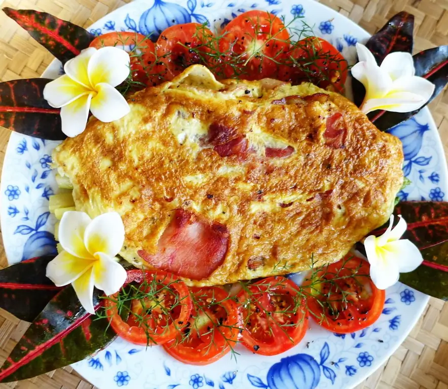 Омлет с зеленой спаржей и беконом
