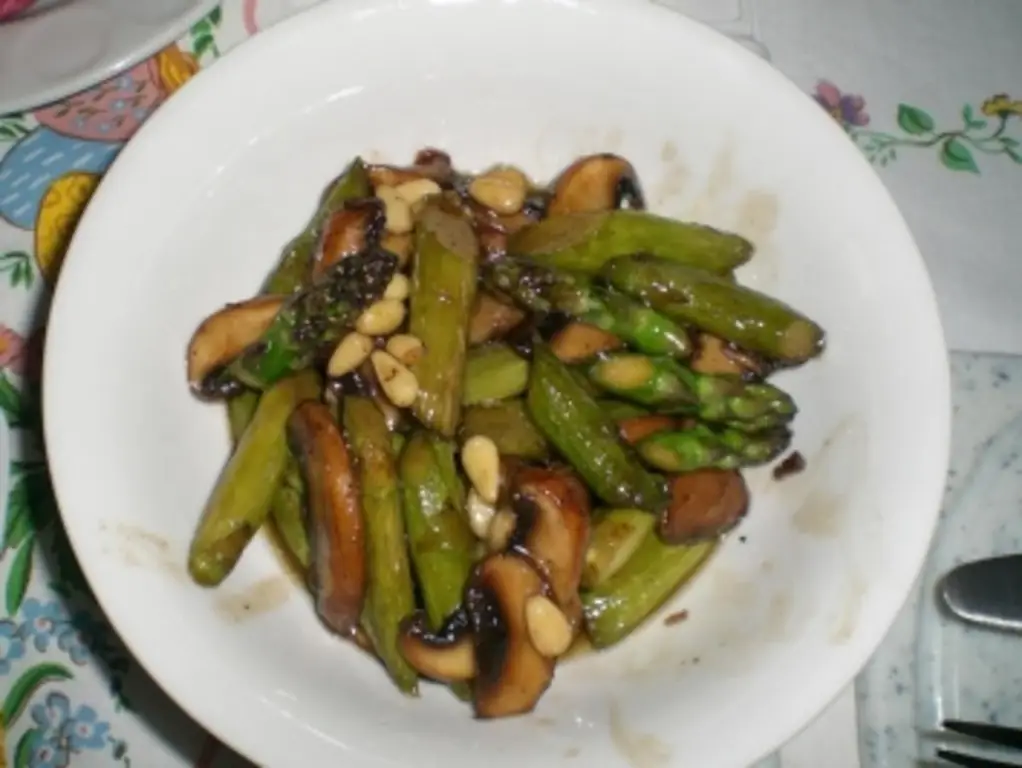 Теплый салат из спаржи