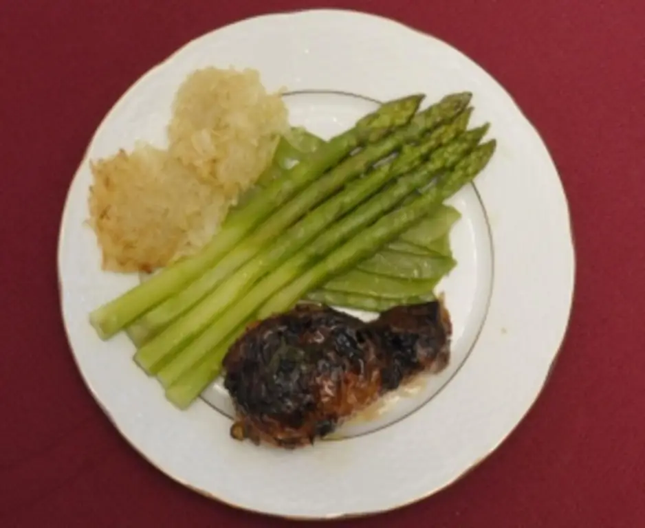 Кукурузный цыпленок со спаржей, горохом и картофельными оладьями (Михаэль Принц фон Ангальт)