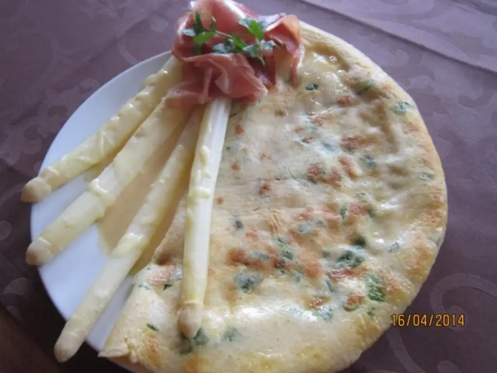 Аспарагус с блинами, ветчиной и голландским соусом