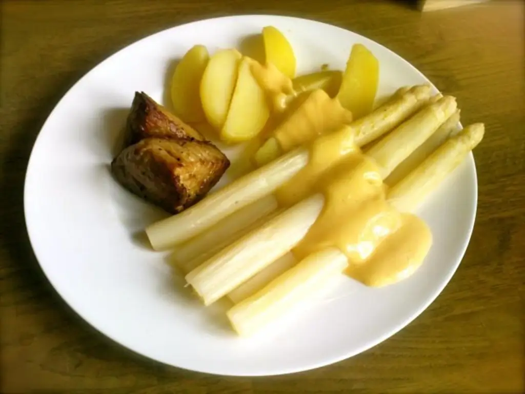 Спаржа с картофелем, голландским соусом и мясом