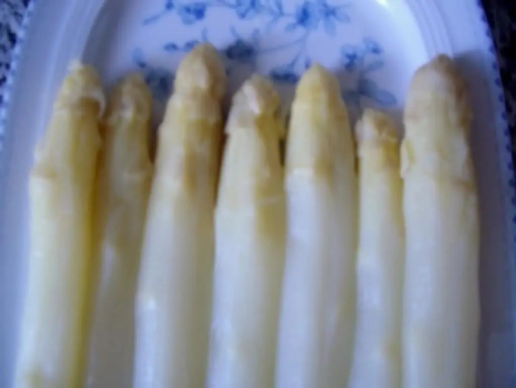 Спаржа с ветчиной и яичницей