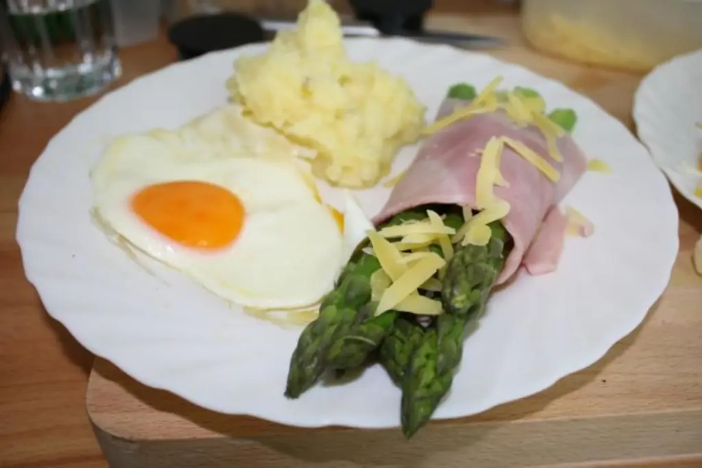 Зеленая спаржа с картофельным пюре и яичницей