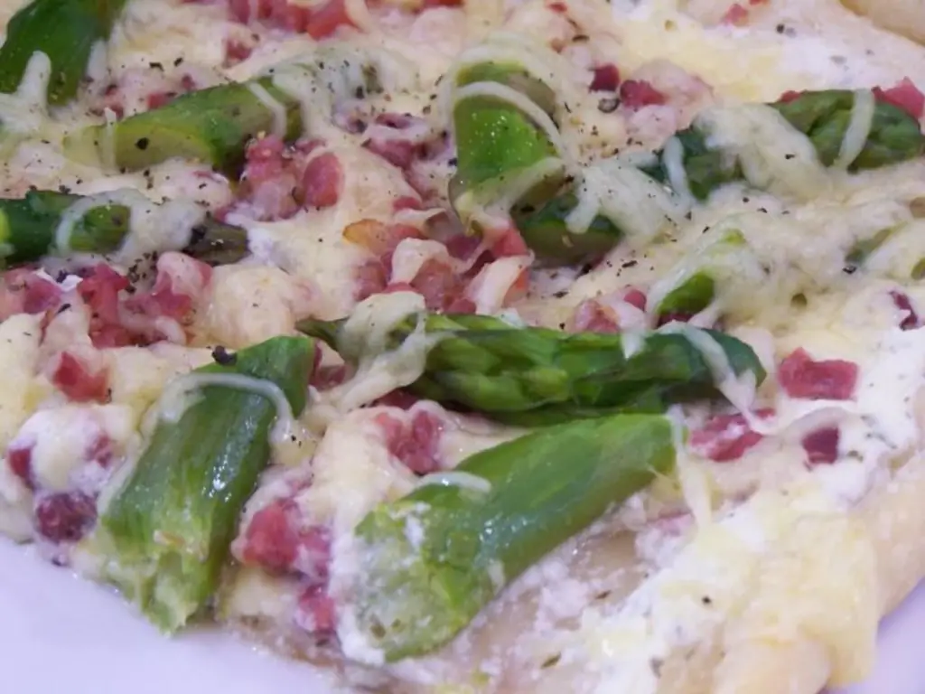 Flammkuchen из зеленой спаржи