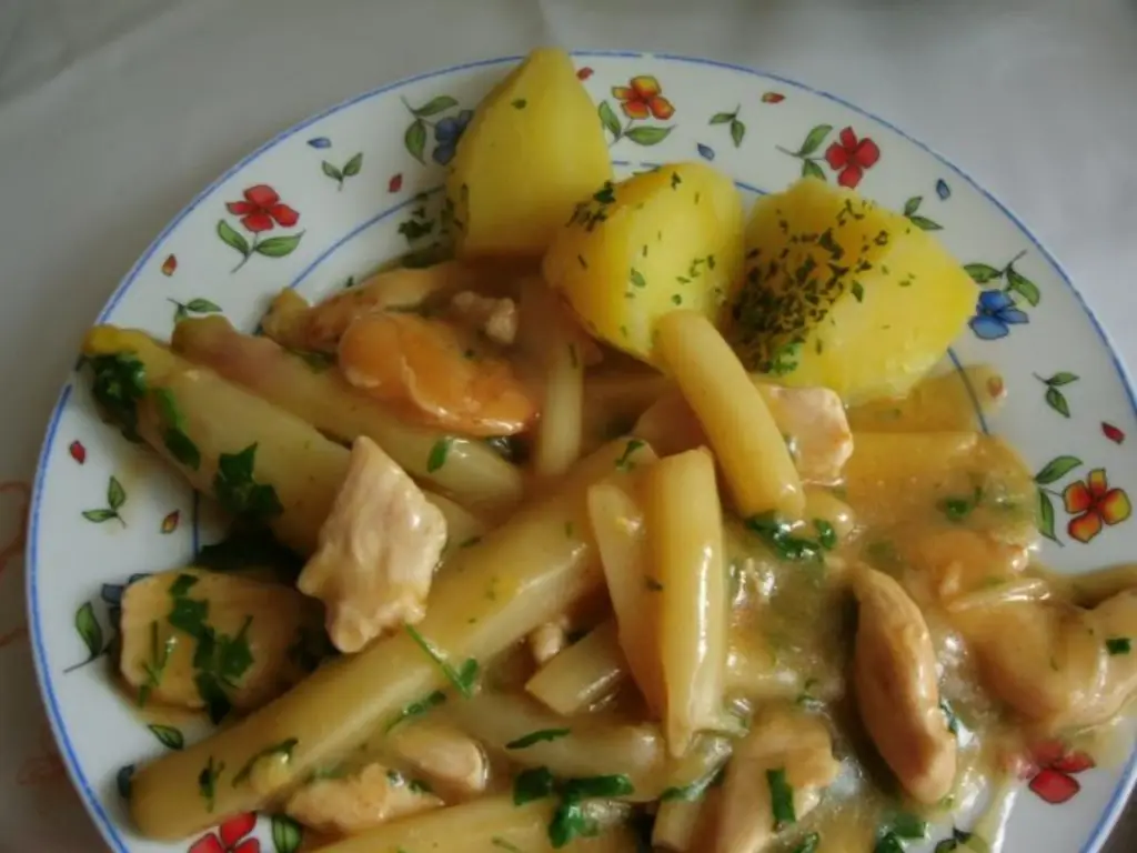 Куриное филе в соусе из спаржи