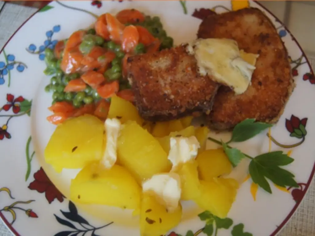 Жареный мясной рулет с горошком