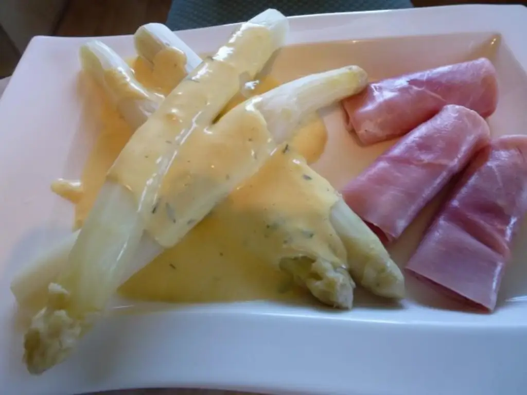 Классическая спаржа с голландским соусом из трав