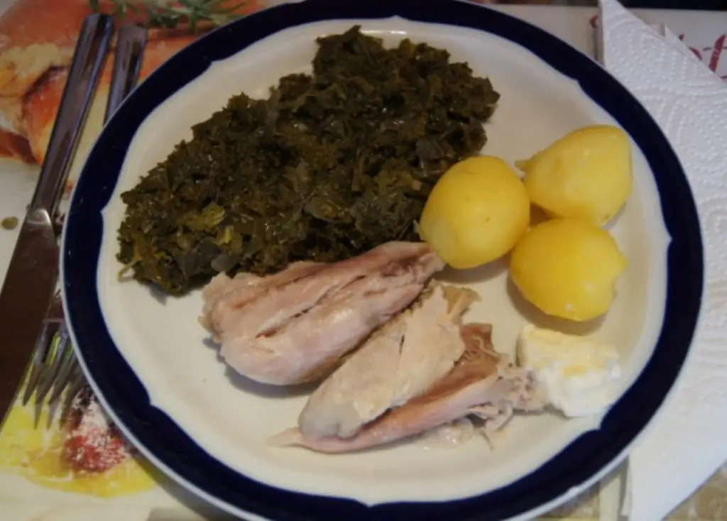 Свиная рулька с капустой и тройняшками
