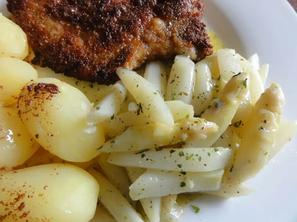 Мясо: Котлета из стеблей со спаржевым маслом с травами