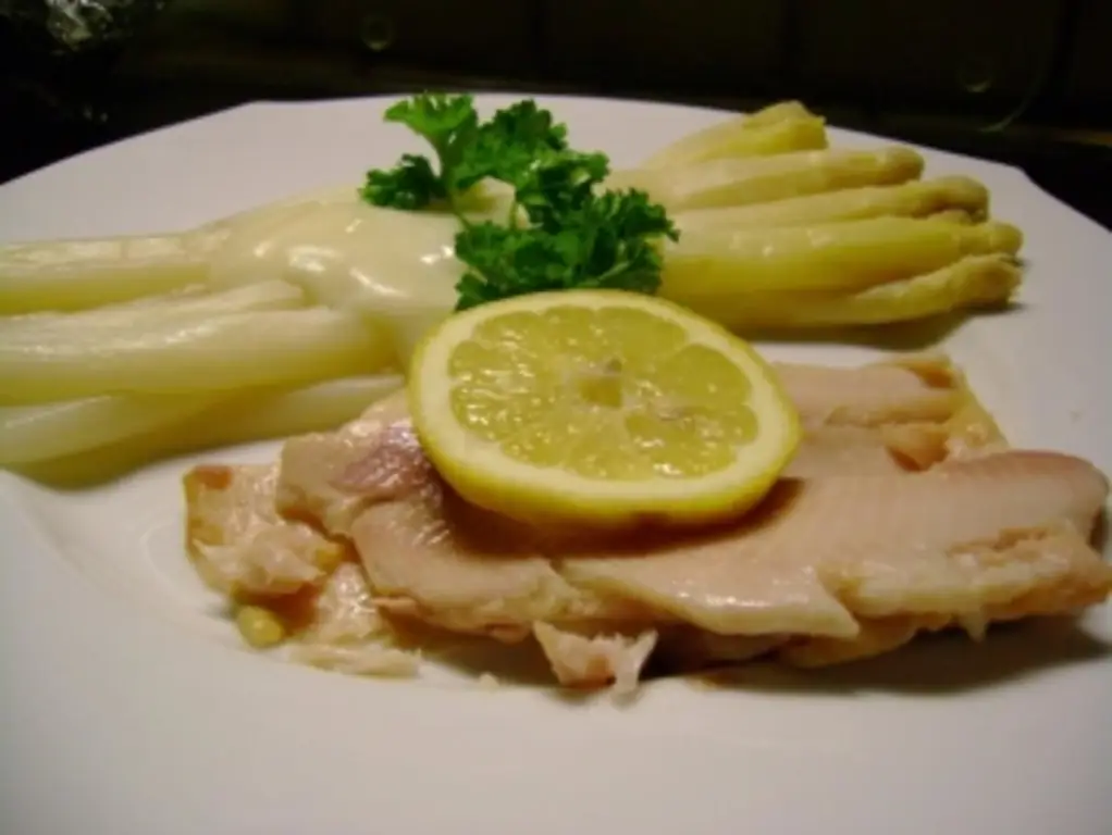 Спаржа с копченой форелью