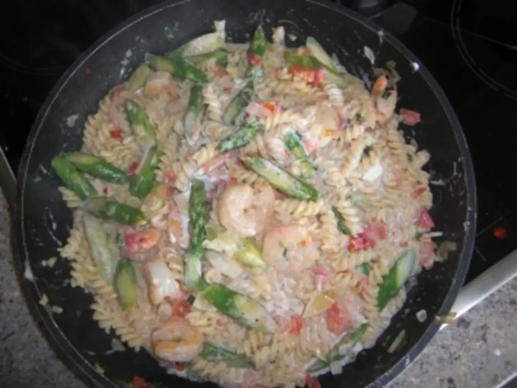 Спаржа с макаронами и креветками