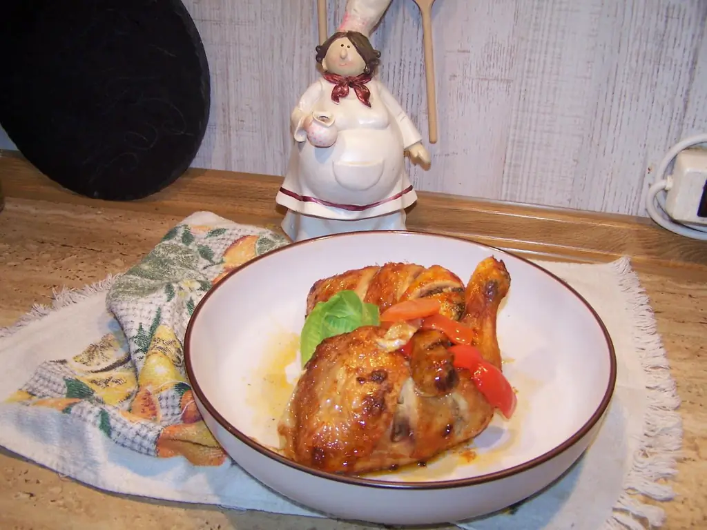 Куриные ножки с овощами на сковороде из духовки