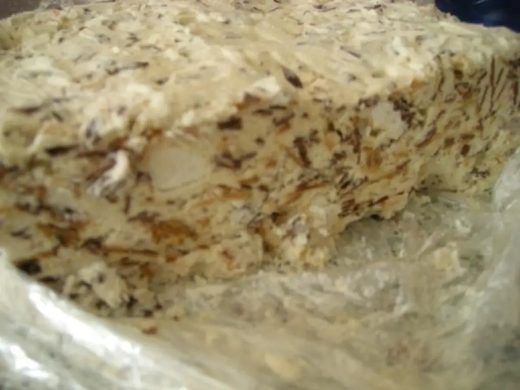 Пирожное со сливочным маслом и рубленым миндалем