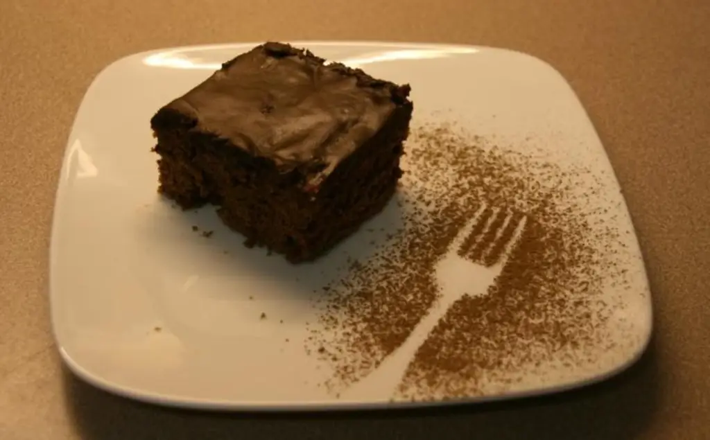 Нарезать ломтиками с маслом или маргарином и сахаром