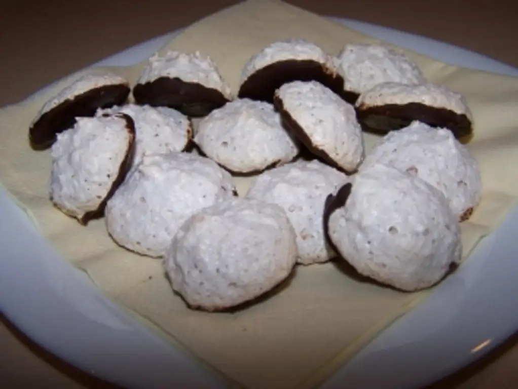 Макаруны из воздушного безе, кокосовой стружки и миндаля