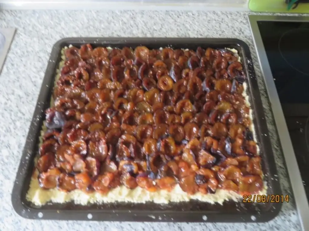 Сливовый пирог с хрустящей крошкой из формочки