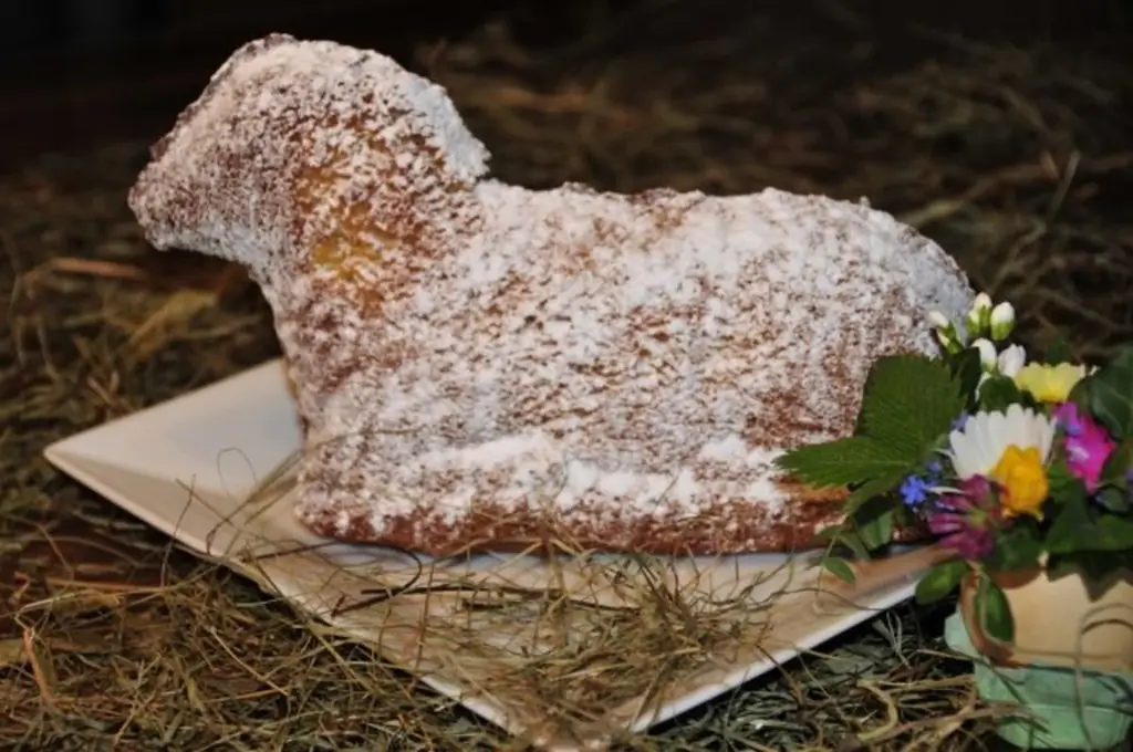 Пасхальный барашек с марципановой пастой и мукой