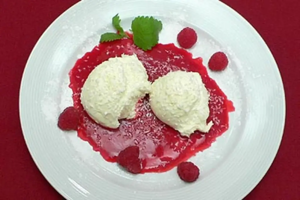 Кокосовый мусс с малиновым соусом и свежими ягодами